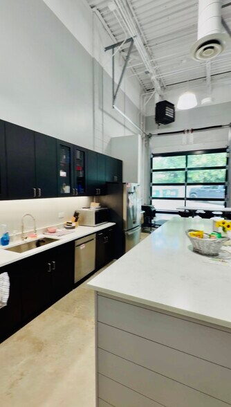 More Photos Of 41-45 Marietta St, Alpharetta Freestanding For Lease