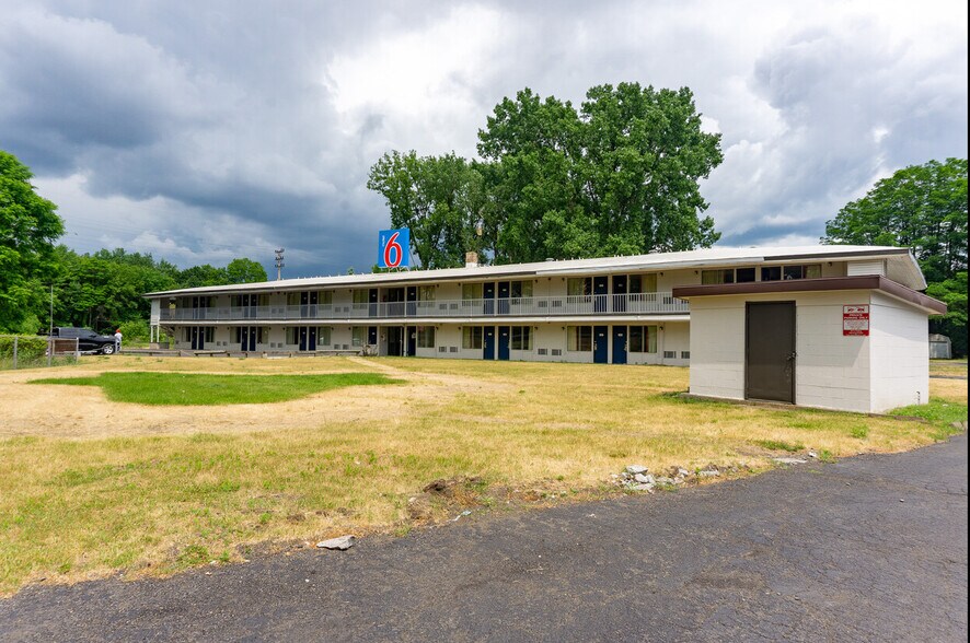2700 Curry Rd, Schenectady, NY 12303 Hotel For Sale