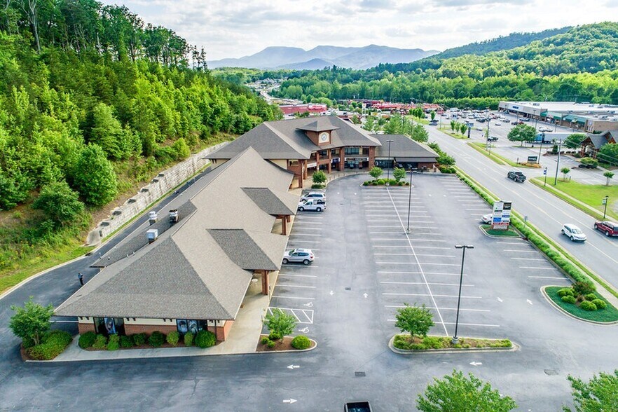 More Photos Of 155 W Mills St, Columbus Storefront Retail Office For Lease