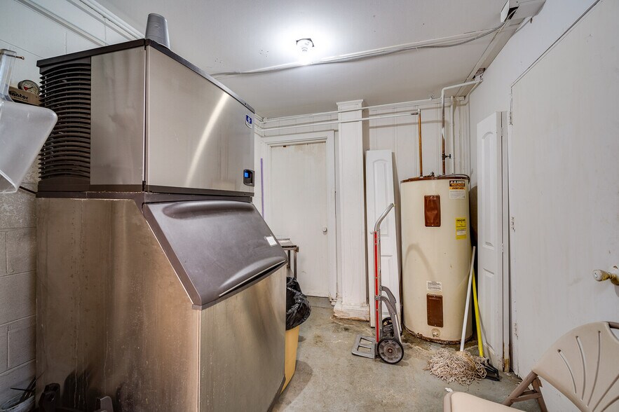 More Photos Of 6962 Coles Rd, Middletown General Retail For Sale