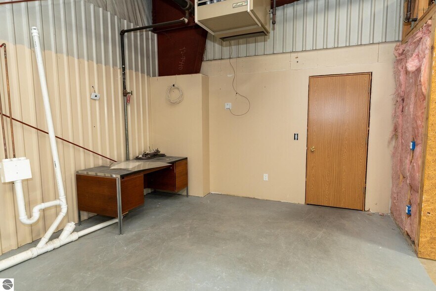 More Photos Of 910 Industrial Dr, Mount Pleasant Warehouse For Sale