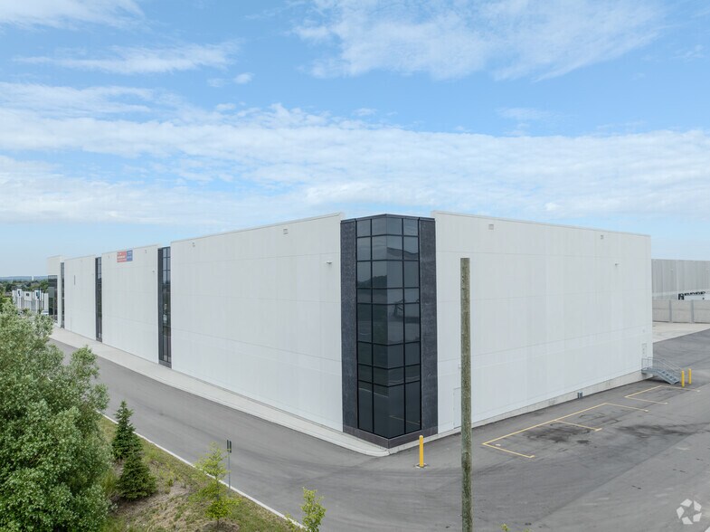 More Photos Of 203 Abbotside Way, Caledon Warehouse For Lease