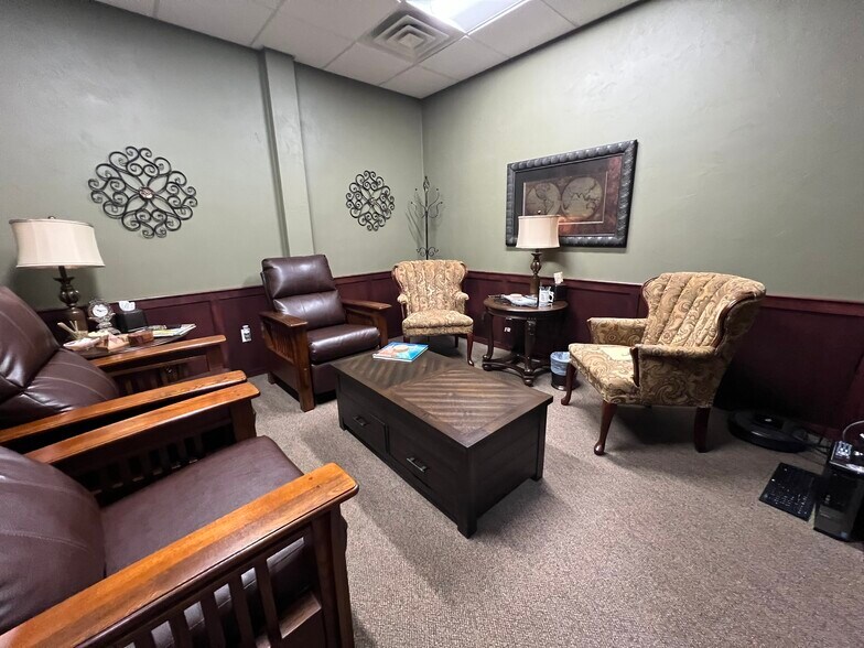 More Photos Of 518-540 S Westland Dr, Appleton Office For Lease