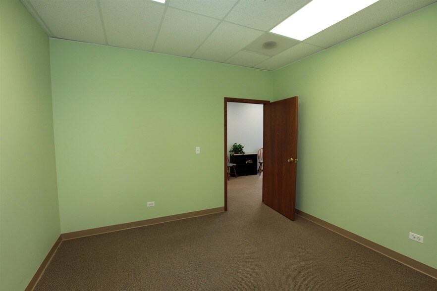 More Photos Of 5445 Grand Ave, Gurnee Medical For Sale