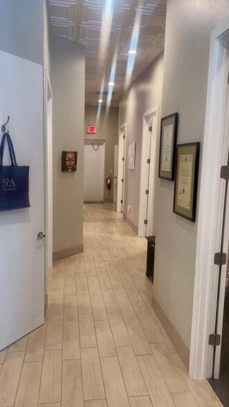 More Photos Of 3317 Lithia Pinecrest Rd, Valrico Unknown For Lease