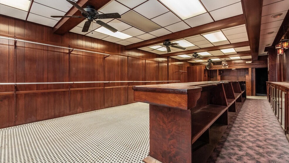 More Photos Of 22 N Park Pl, Newark Bar For Lease