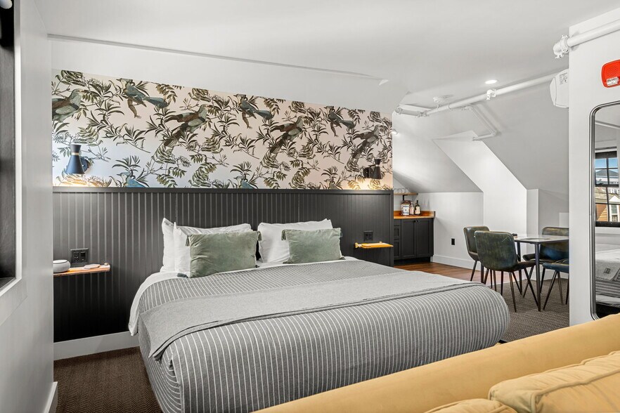 More Photos Of 409 The Hill, Portsmouth Hotel For Sale
