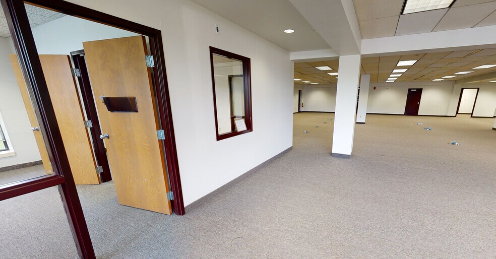 More Photos Of 7085 Mentor Ave, Willoughby Flex For Lease