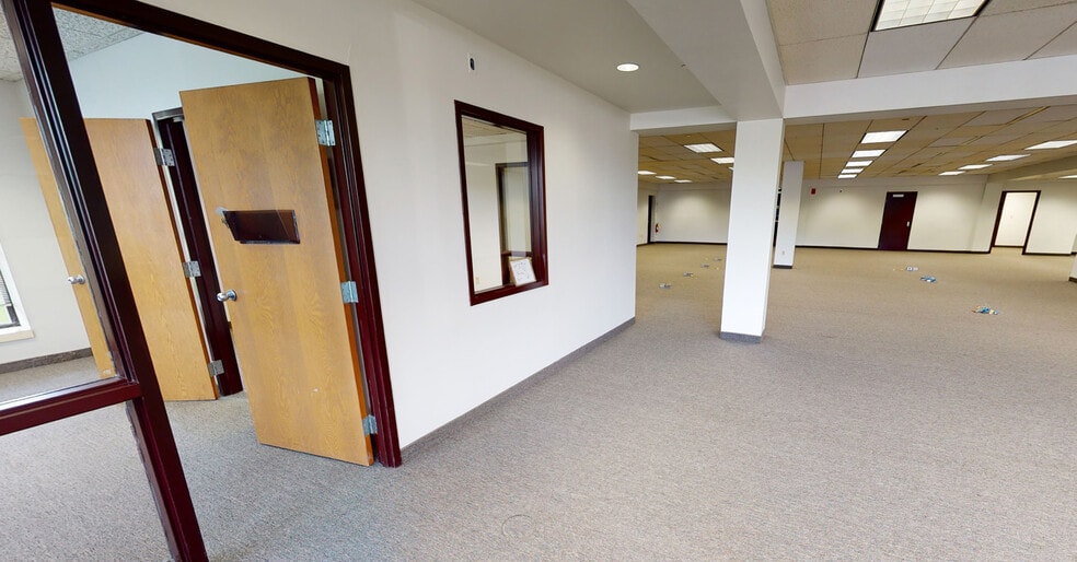 More Photos Of 7085 Mentor Ave, Willoughby Flex For Lease