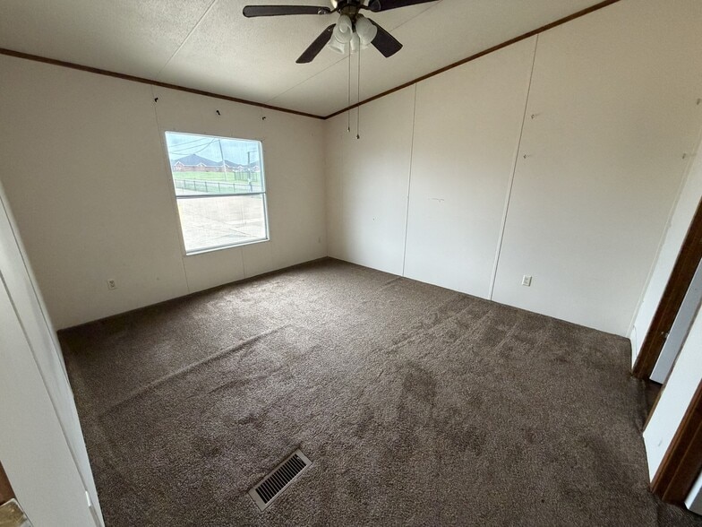 More Photos Of 2102 S 3rd St, Mabank Self Storage For Lease