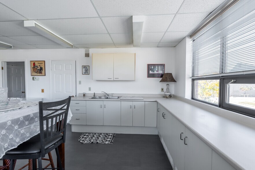 More Photos Of 219 Lochiel St, Sarnia General Retail For Sale