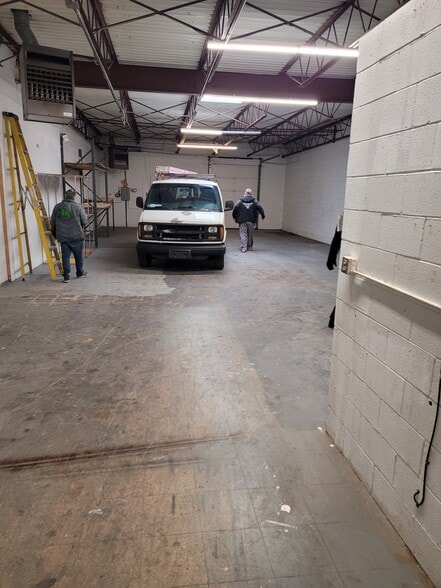 More Photos Of 2800-2826 Banwick Rd, Columbus Light Distribution For Lease