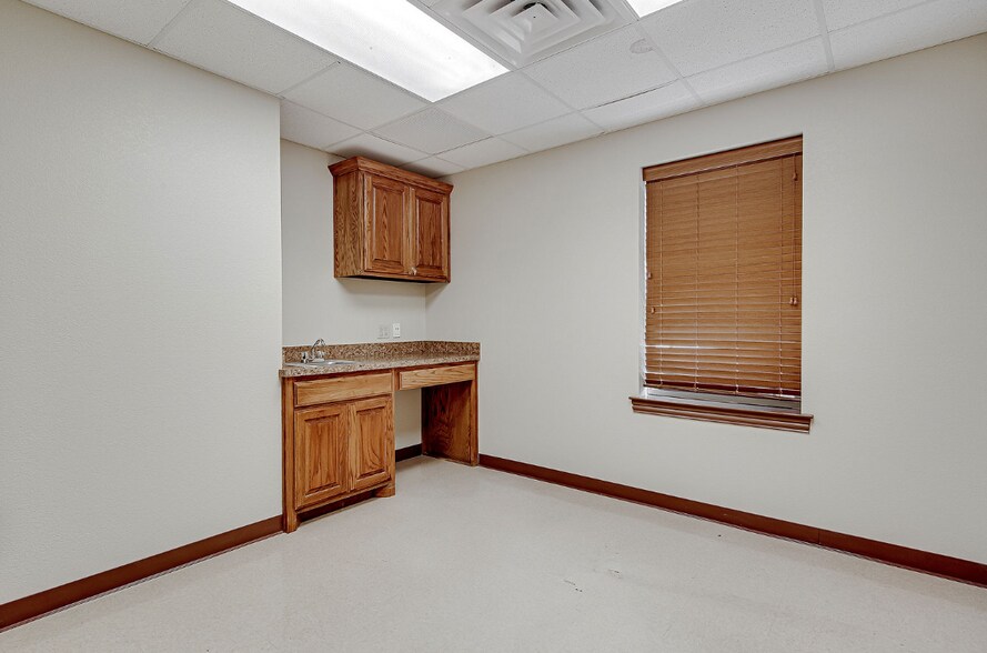 More Photos Of 2107 Fort Worth Hwy, Weatherford Medical For Lease