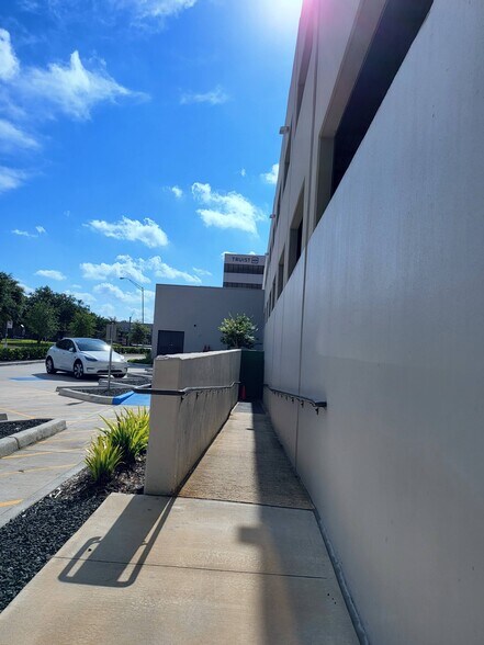 More Photos Of 4747 Bellaire Blvd, Bellaire Unknown For Lease