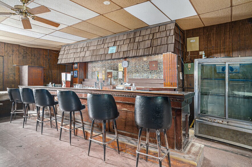 More Photos Of 604 W 151st St, East Chicago General Retail For Sale