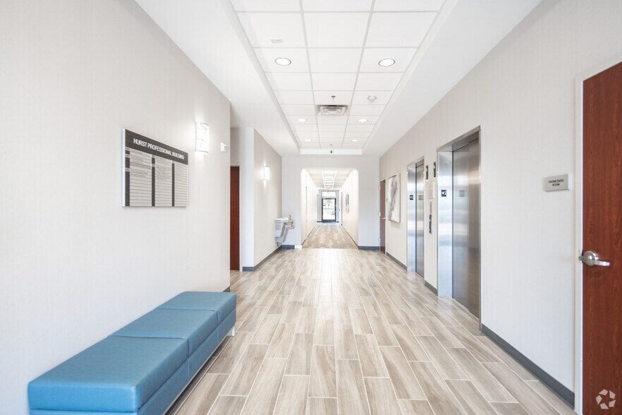 More Photos Of 809 W Harwood Rd, Hurst Medical For Lease