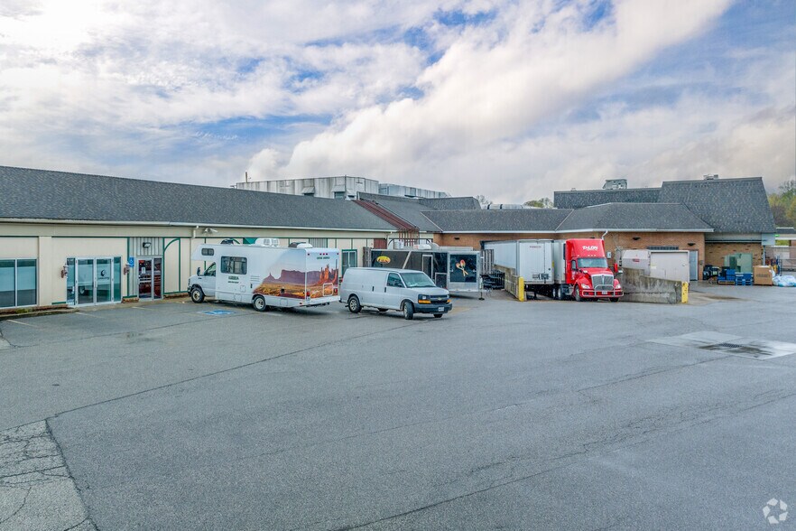 More Photos Of 8535 Tanglewood Sq, Chagrin Falls Unknown For Lease