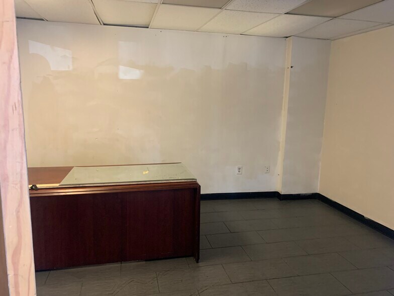 More Photos Of 362 Norfolk St, Aurora Flex For Lease