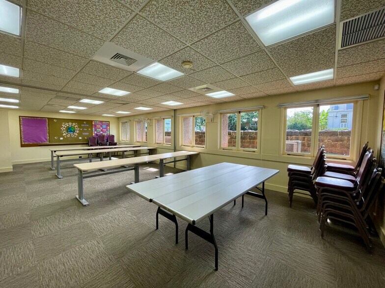 More Photos Of 766 N King St, Honolulu Office For Lease