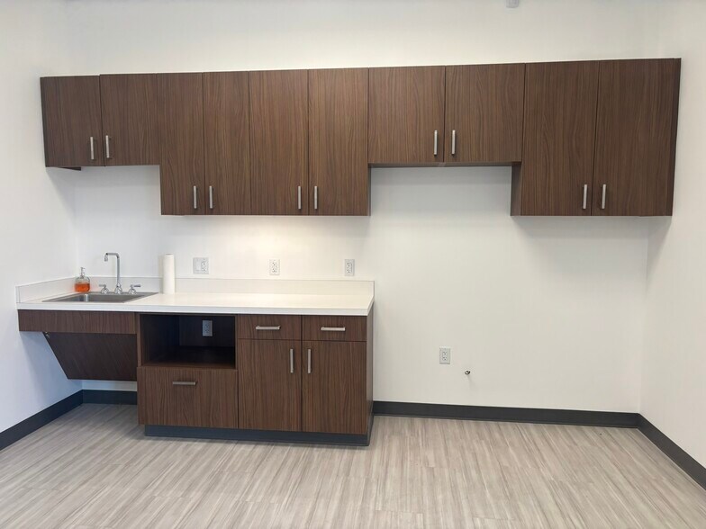 More Photos Of 191 Marginal Way, Portland Auto Repair For Lease