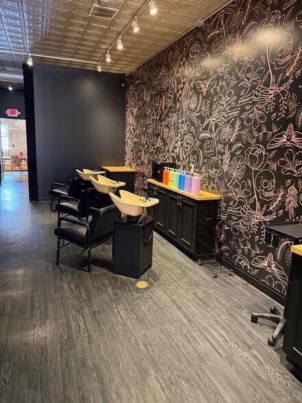 More Photos Of 2209 E State St, Rockford General Retail For Lease