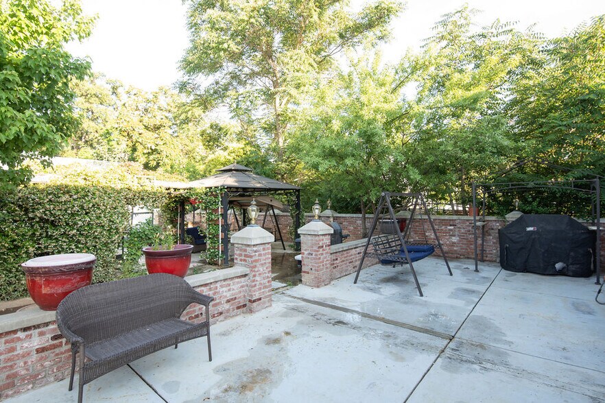 More Photos Of 18239 Main St, Jamestown Hotel For Sale