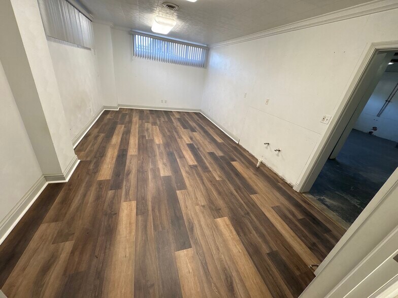 More Photos Of 1511 Commerce St, Wellsburg Office Residential For Lease