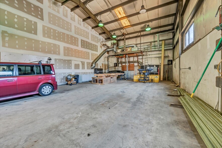 More Photos Of 8 Dunham Dr, New Fairfield Warehouse For Lease