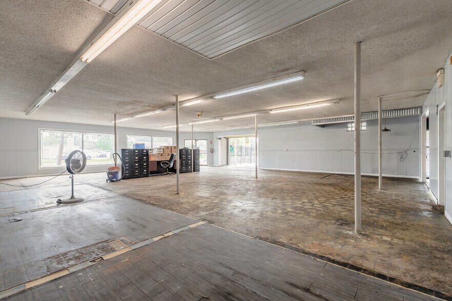 More Photos Of 82 N Yonge St, Ormond Beach General Retail For Sale