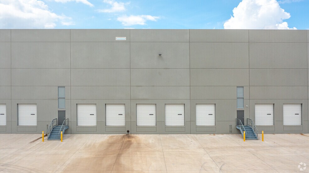 More Photos Of 2233 Providence Dr, Fort Worth Distribution For Lease