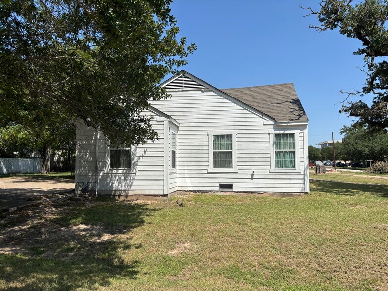 More Photos Of 400 Oak St, Bryan Office Residential For Lease