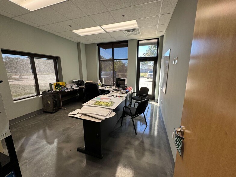 More Photos Of 912-922 E Warren St, Gardner Industrial For Lease