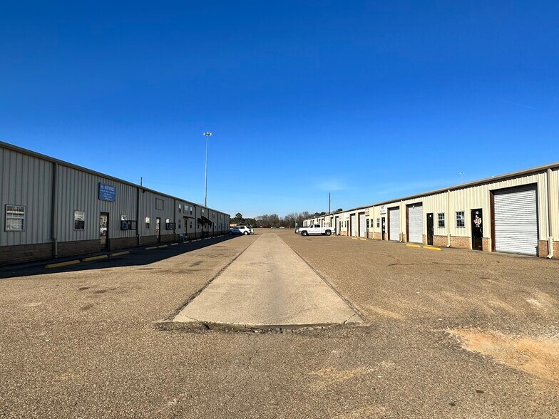 More Photos Of 4103 Kramer Ln, Texarkana Warehouse For Lease
