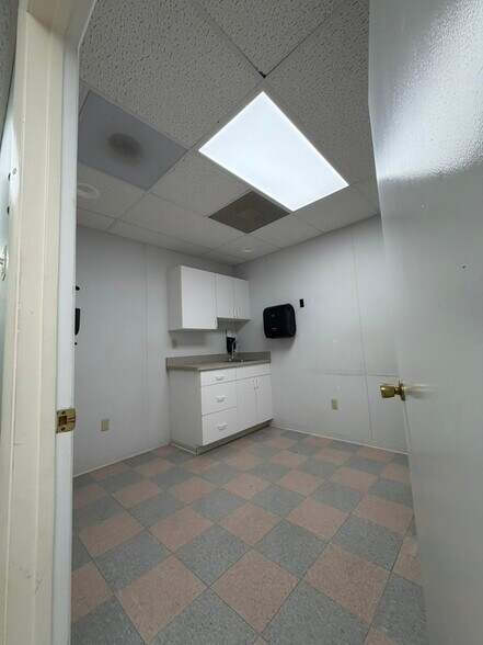 More Photos Of 813 Warren St, Hudson Medical For Lease