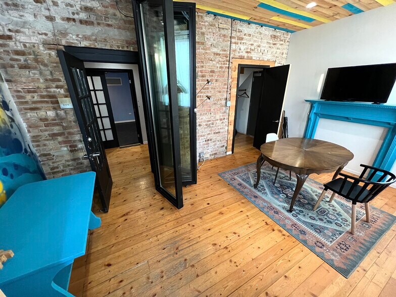 More Photos Of 1250 W Augusta Blvd, Chicago Showroom For Lease