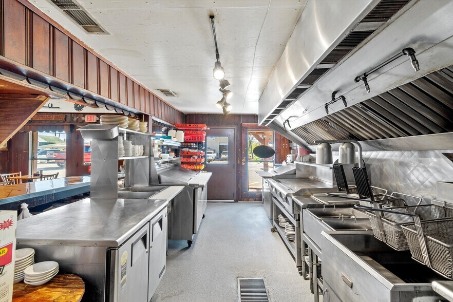 More Photos Of 110 W Bailey St, Ponder Restaurant For Sale