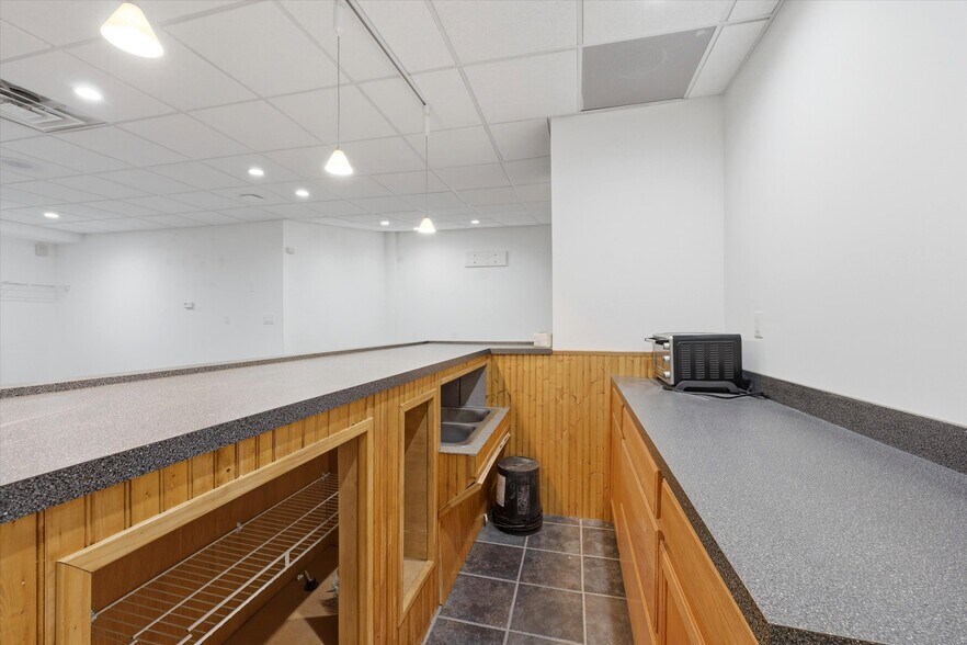 More Photos Of 525 Oakland Ave, Berlin Flex For Sale
