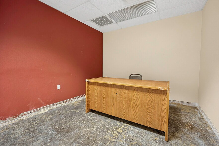 More Photos Of 1400 N Kennedy Ave, Shawnee Office For Sale