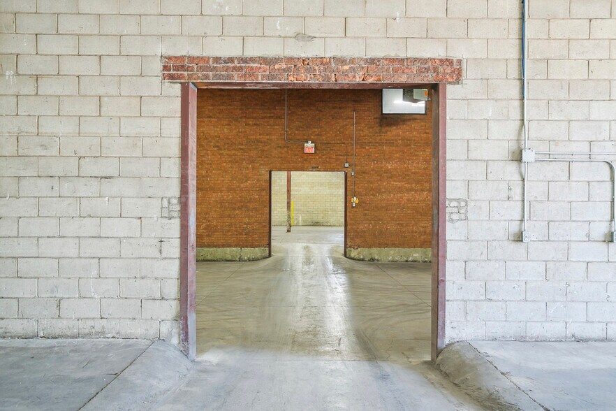 More Photos Of 6885-6895 Menway Ct, Mississauga Warehouse For Lease