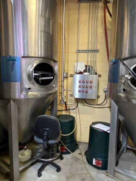 More Photos Of 326 S Broadway St, Estacada Storefront For Sale