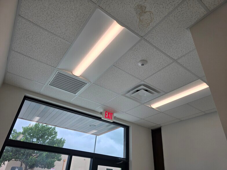 More Photos Of 9850 Huebner Rd, San Antonio Flex For Lease
