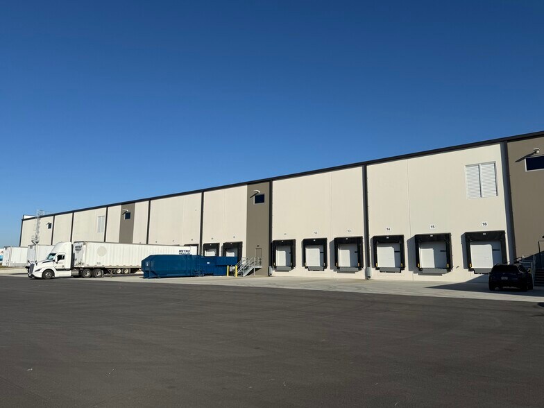 More Photos Of 1445 Airport Rd, Gallatin Distribution For Lease