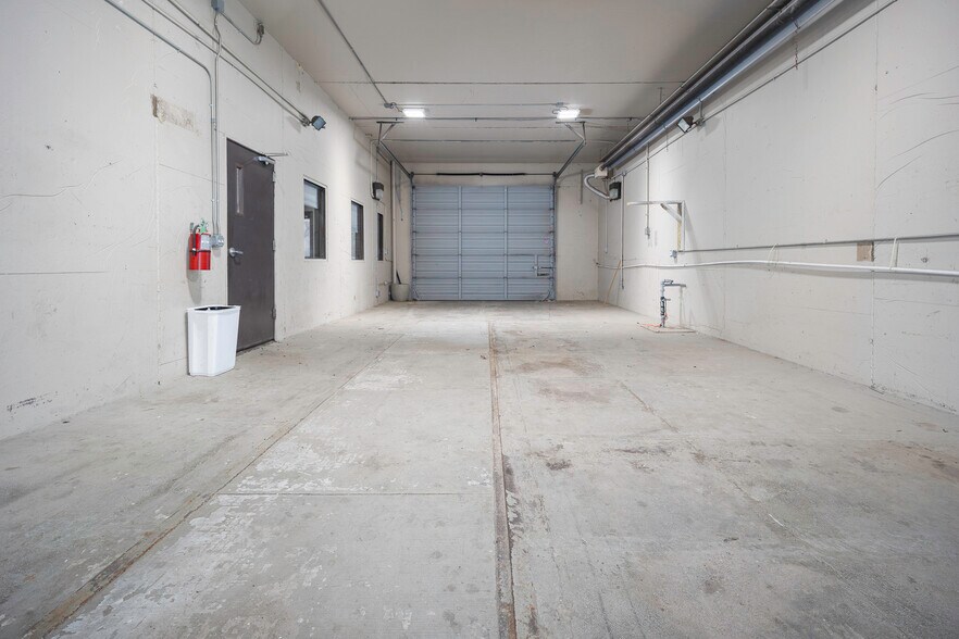 More Photos Of 401 S Ranchwood Blvd, Yukon Flex For Sale