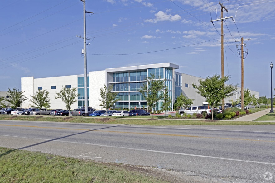 More Photos Of 4900 SW Regional Airport Blvd, Bentonville Warehouse For Lease
