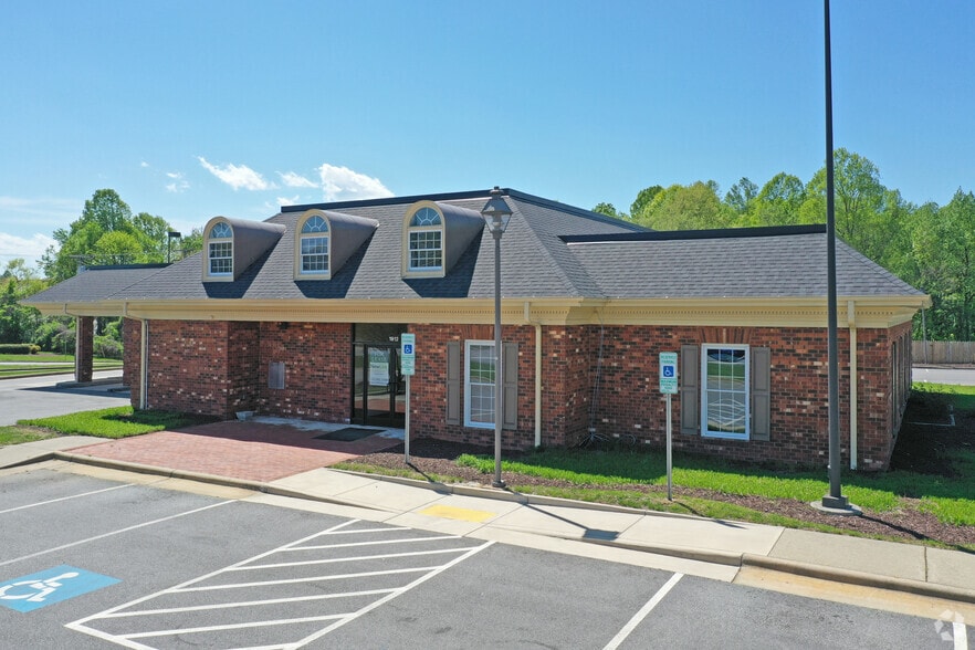 More Photos Of 2200 Westchester Dr, High Point Unknown For Lease