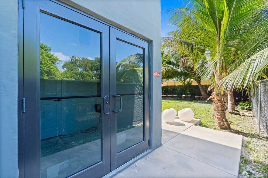 More Photos Of 216 NW 11th St, Miami General Retail For Lease