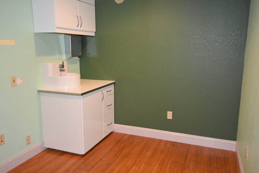 More Photos Of 635 Anderson Rd, Davis Medical For Lease