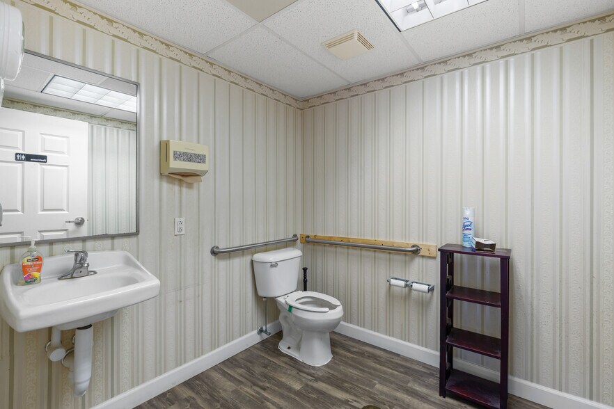 More Photos Of 10131-10137 West Florissant Ave, Saint Louis Office For Sale