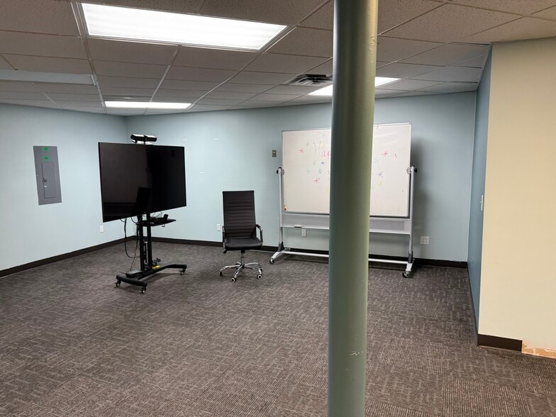 More Photos Of 8285 S Saginaw St, Grand Blanc Office For Lease