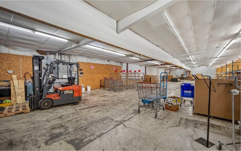 More Photos Of 109 N Market St, Audubon Freestanding For Lease
